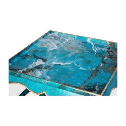 Une table de salon \"Piedouche\" en hêtre laquée turquoise faux marbre veiné sur le plateau