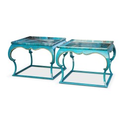 Une table de salon \"Piedouche\" en hêtre laquée turquoise faux marbre veiné sur le plateau