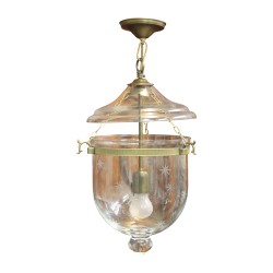 Un luminaire cloche en verre taillé de style \"Coloniale\"