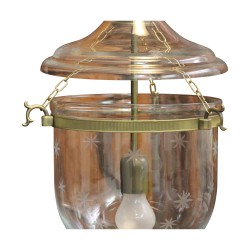 Un luminaire cloche en verre taillé de style \"Coloniale\"