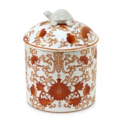 Un accessoire de décoration en porcelaine motif rouge corail.