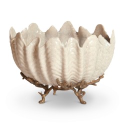 Un accessoire de décoration en porcelaine \"Coquille\".