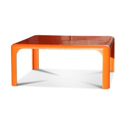 Une table basse Demetrio 70 orange par Vico Magistretti pour Artemide Milano. Italie.