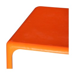 Une table basse Demetrio 70 orange par Vico Magistretti pour Artemide Milano. Italie.