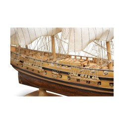 Une maquette de bateau \"Constitution 1797\".