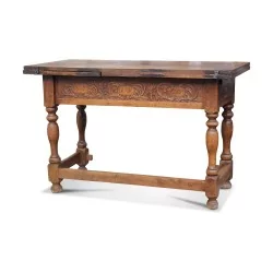 Une table / Bureau Louis XIII en noyer à rallonge, datée 1760. En l état.