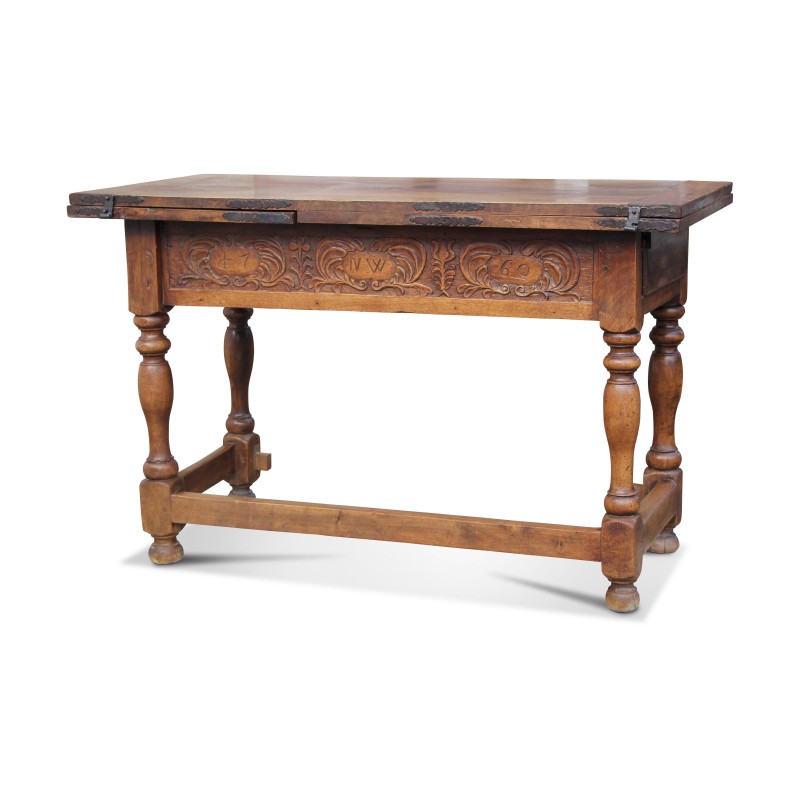 Ein ausziehbarer Tisch/Schreibtisch aus Nussbaumholz im Louis XIII-Stil, datiert 1760. Im Istzustand. - Moinat - Schreibtische Ein ausziehbarer Tisch/Schreibtisch aus Nussbaumholz im Louis XIII-Stil, datiert 1760. Im Istzustand. - Moinat - Schreibtische