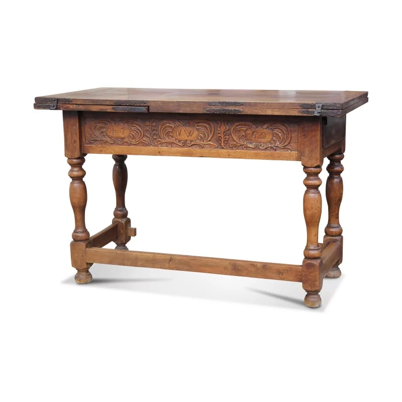 Une table / Bureau Louis XIII en noyer à rallonge, datée 1760. En l état. - Moinat - Bureaux plats Une table / Bureau Louis XIII en noyer à rallonge, datée 1760. En l état. - Moinat - Bureaux plats