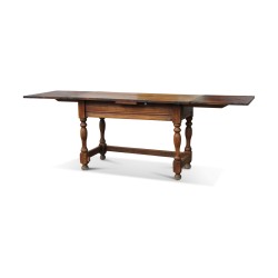 Une table / Bureau Louis XVII en noyer à rallonge, datée 1760. En l’état.