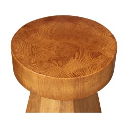 Un tabouret avec pied en chêne et assise en sapin en bois de bout ciré.