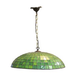 Un luminaire en verre \"Tiffany\", multicolore.