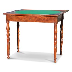 Une table à jeux Charles X acajou flammé, pieds tournés, plateau pivotant. Vers 1820. Paris.