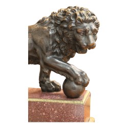 Une paire de bronzes \"Lions Méddicis\" dans le style du XVIII.