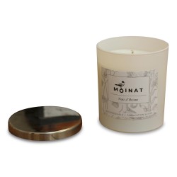 Une bougie parfumée "Nuit d’Orient" by Moinat. Mèche coton et cire végétale