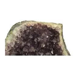 Une pierre "Améthyste" violette.