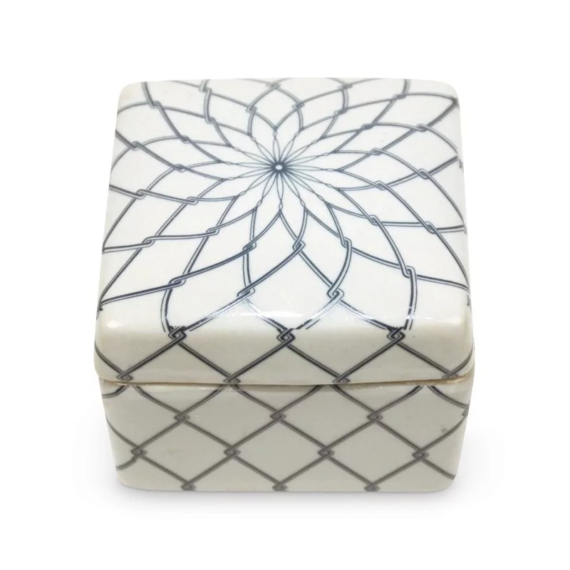 Boite carrée en porcelaine, motif étoile coloris bleu et blanc - Moinat - Boites, Urnes, Vases Boite carrée en porcelaine, motif étoile coloris bleu et blanc - Moinat - Boites, Urnes, Vases