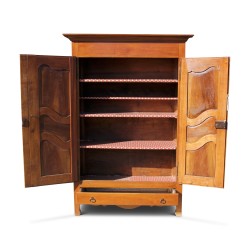 Armoire en noyer richement moulurée à panneau.