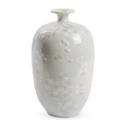 Round white mother-of-pearl effect porcelain vase.