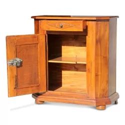 Sideboard / Marmeladenschrank mit geschnittenen Seiten in Nussbaum, montiert auf reich geschnitztem Tannenholz