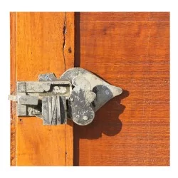 Sideboard / Marmeladenschrank mit geschnittenen Seiten in Nussbaum, montiert auf reich geschnitztem Tannenholz