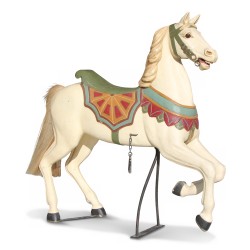 Cheval de manège en bois richement sculptée et peint.