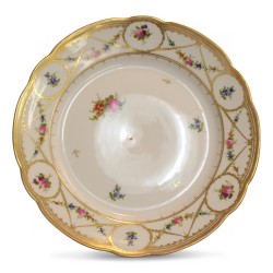 Assiette en porcelaine décor floral et or, Paris début 20ème