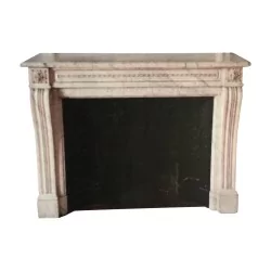 路易十六时期的壁炉架，采用经过修复的白色大理石制成。法国， …
