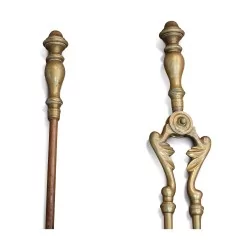 Набор каминных принадлежностей, включая лопатку и щипцы из кованого железа и бронзы.