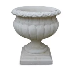 Medici vase in reconstituted white stone.
