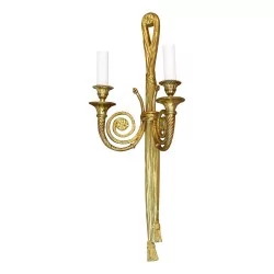 Richly sculpted gilded bronze wall sconce