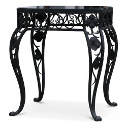 Table / Chevet en fer forgé avec plateau en verre noir.