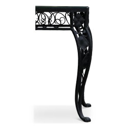Table / Chevet en fer forgé avec plateau en verre noir.