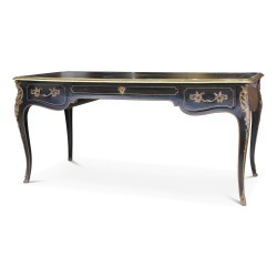 Bureau plat Louis XV "Modèle Poitou" en bois laqué noir orné de bronze doré.