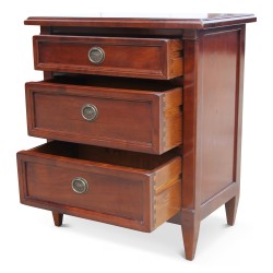 Chevet directoire en merisier, patine antiquaire, 3 tiroirs.