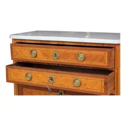 路易十六书桌采用红木制成，以瓦苏风格安装在橡木上。