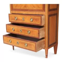 路易十六书桌采用红木制成，以瓦苏风格安装在橡木上。