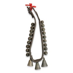 Collier à cheval composé de cloches et grelots.