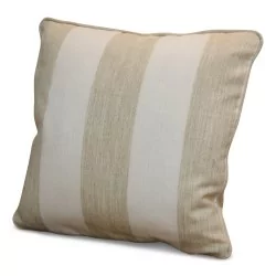 Paire de coussins de décoration fait main de coloris beige et blanc.